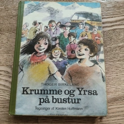 krumme og Yrsa på bustur Bog