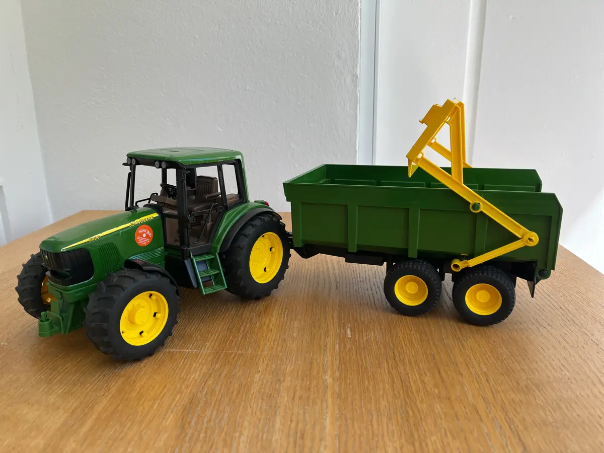 John Deere Traktor med vogn