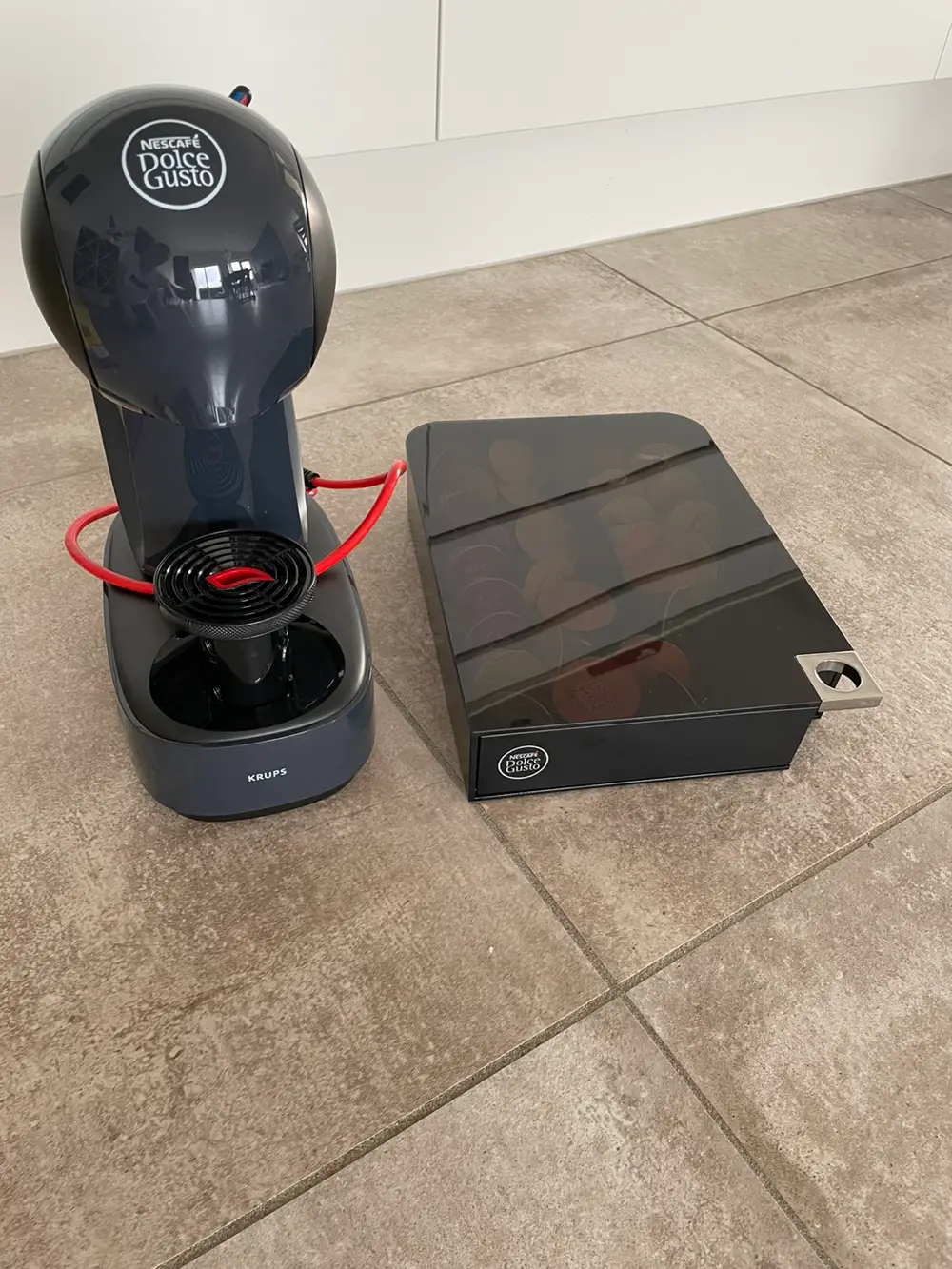 Nescafe Dolce Gusto Kaffemaskine og kapsel skuffe