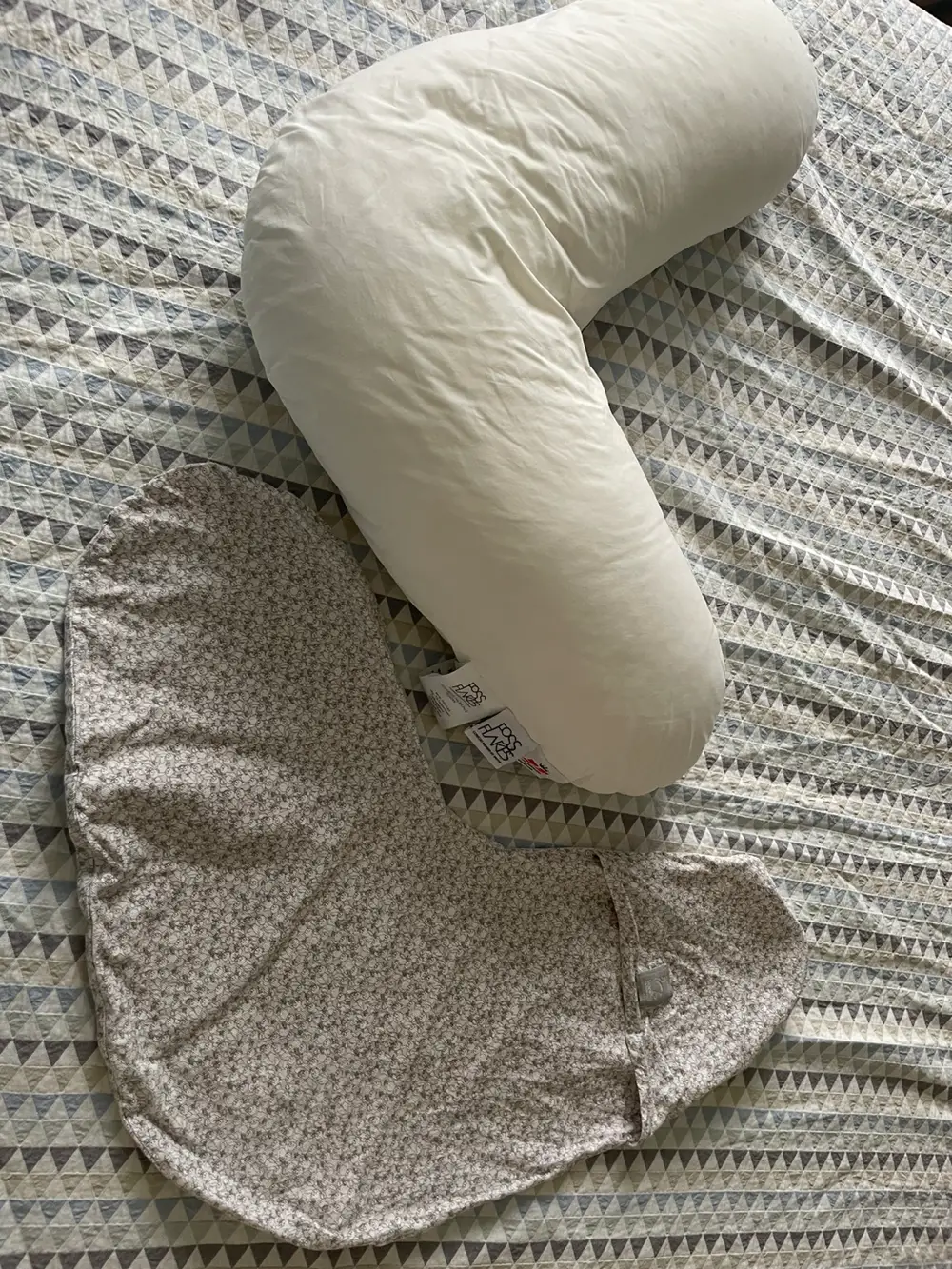 Fossflakes Nursing Pillow and pillow cove