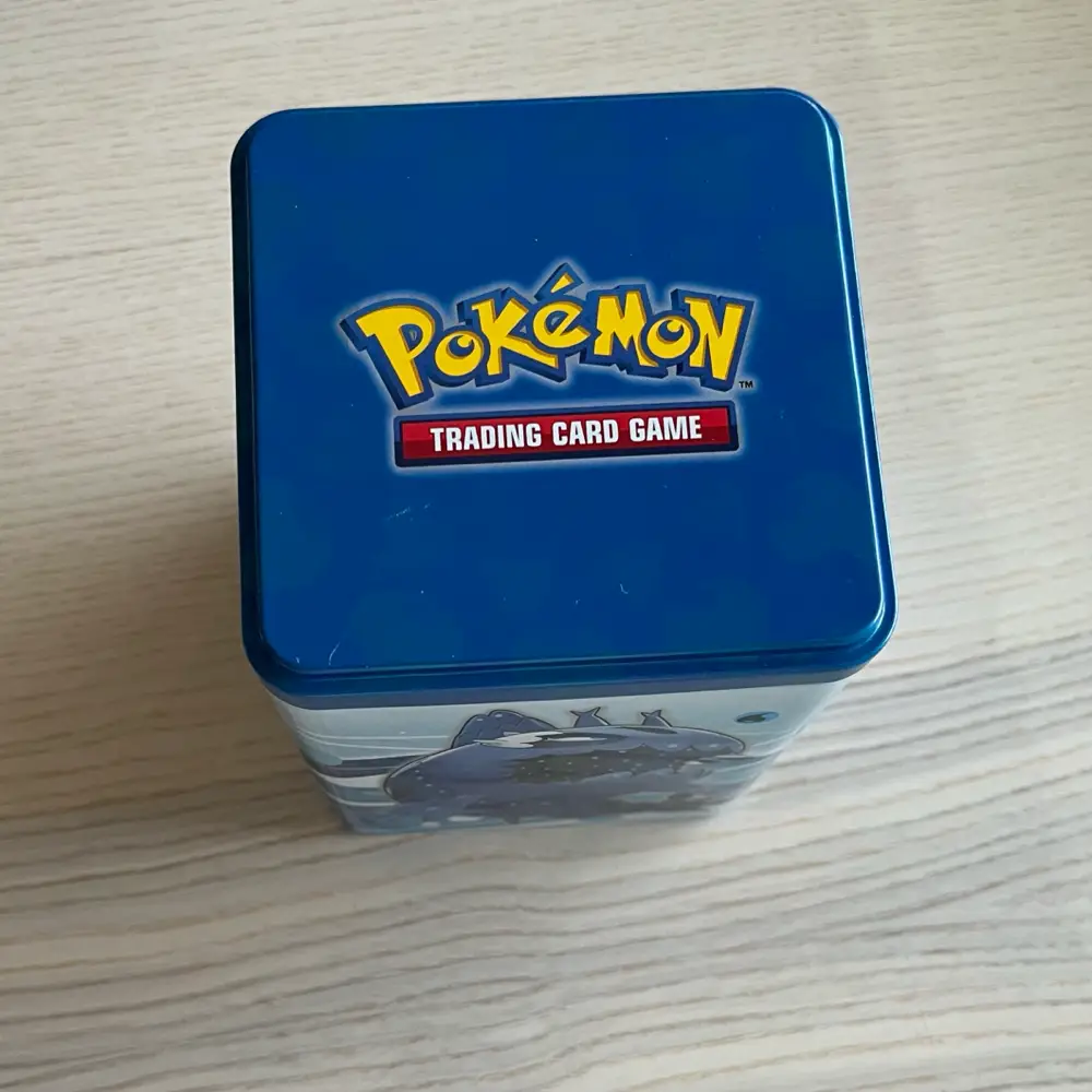 Pokémon 1 tin 5 stickers og 47 kort