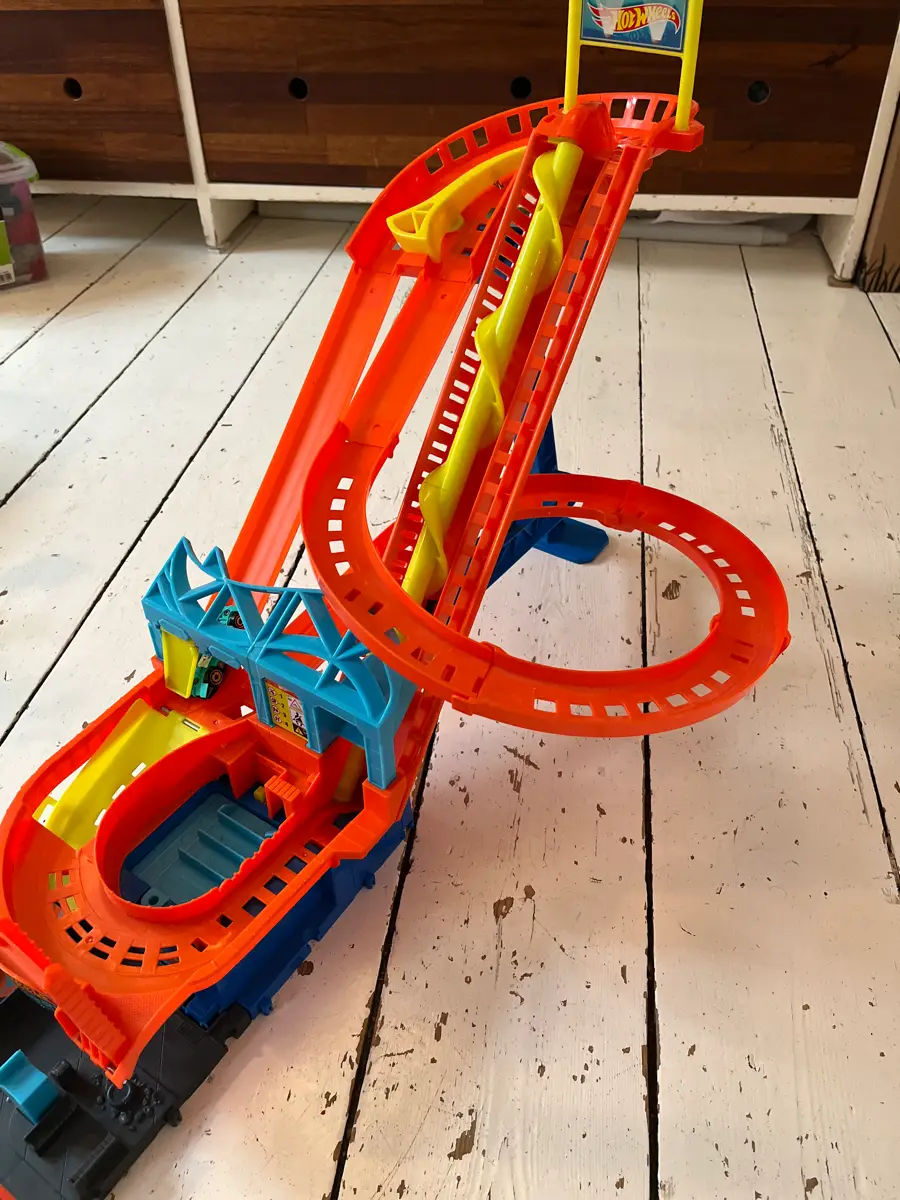 Hot Wheels Bilbane med elevator