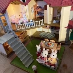 Sylvanian Families Møbleret hus og bil