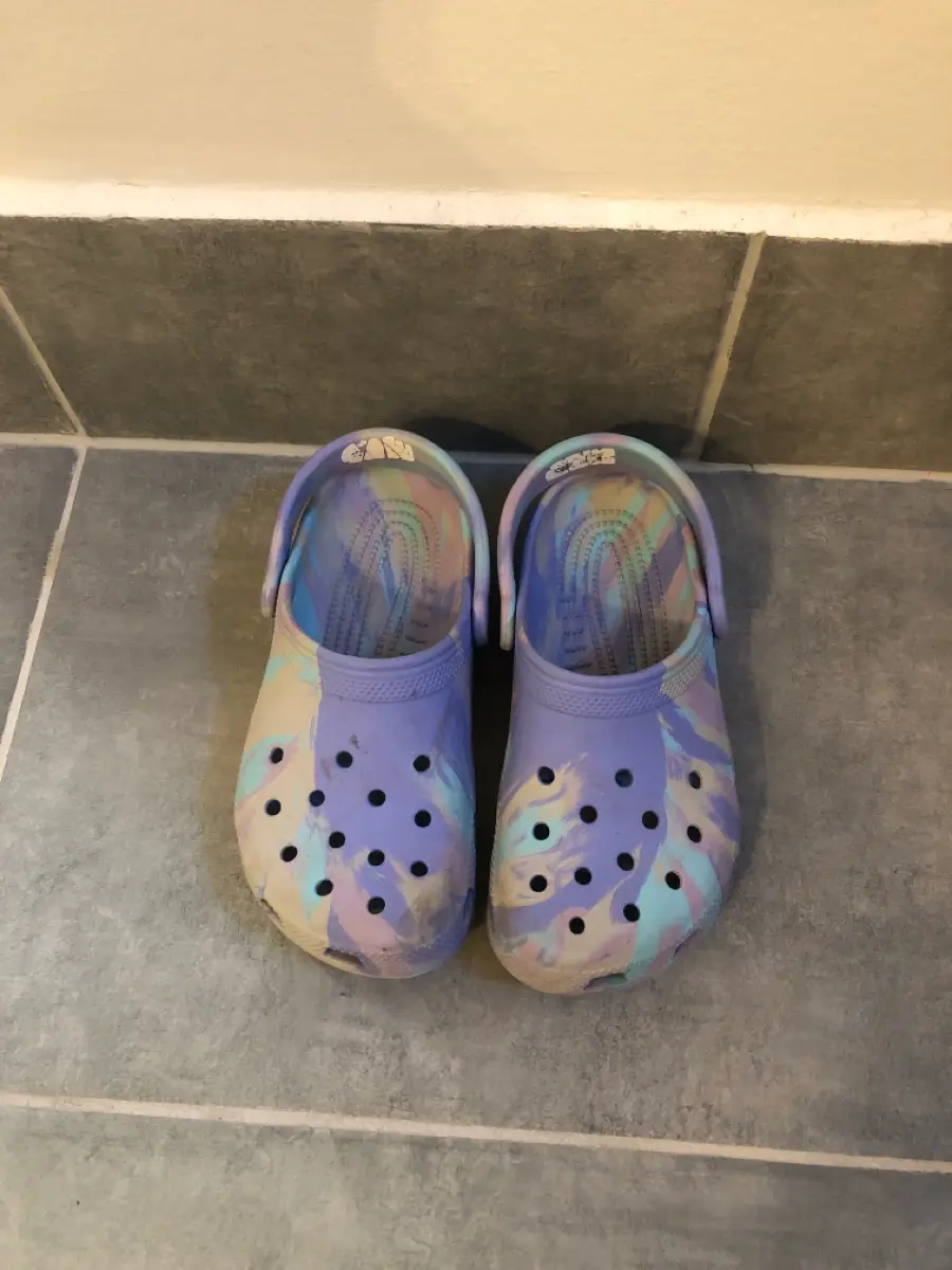 Crocs Clogs med lilla marmorering