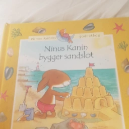 Ninus Kanin bygger sandslot Bog