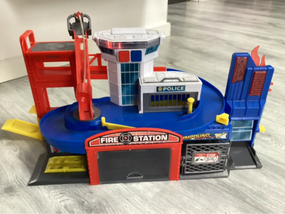 Dickie Toys Brand- og politistation