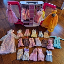 Barbie dukker + tilbehør til dukkehus
