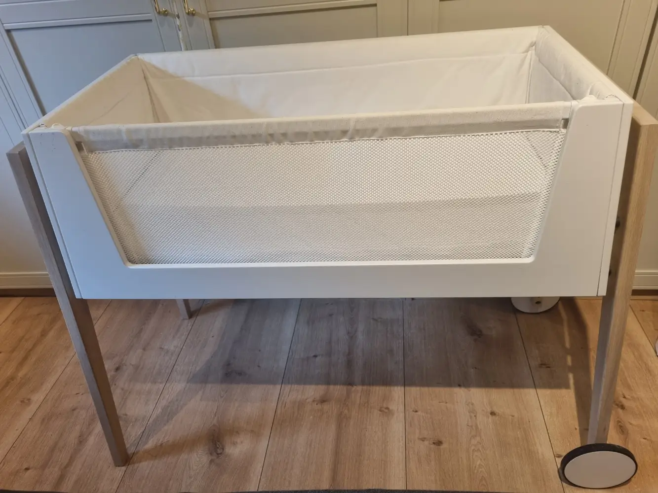 Leander Bedside crib