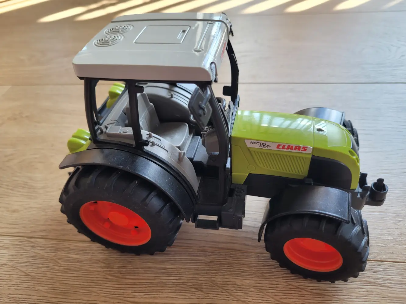 Bruder Claas Traktor Nectis 267F