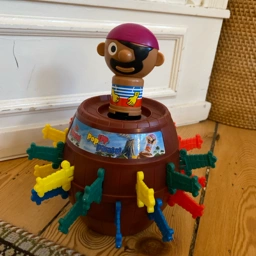 TOMY Pop up pirate spil