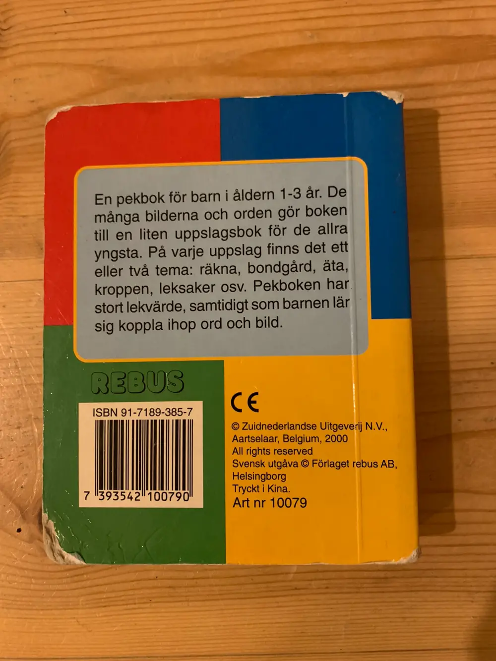 En pekbok med massor av saker Bog på svensk