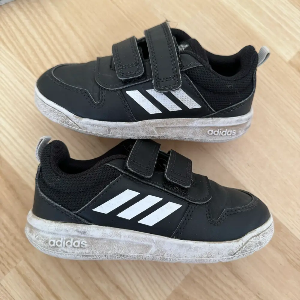 adidas Sneakers