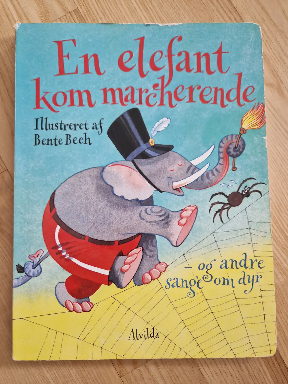 En elefant kom marcherende Bog