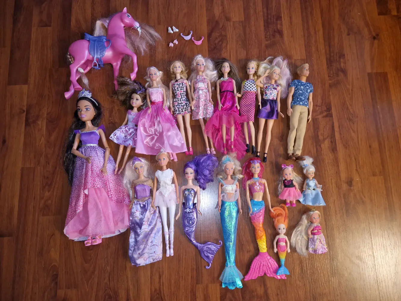 Barbie dukker + tilbehør til dukkehus