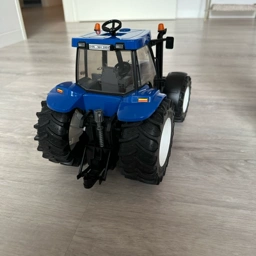 Bruder New Holland traktor