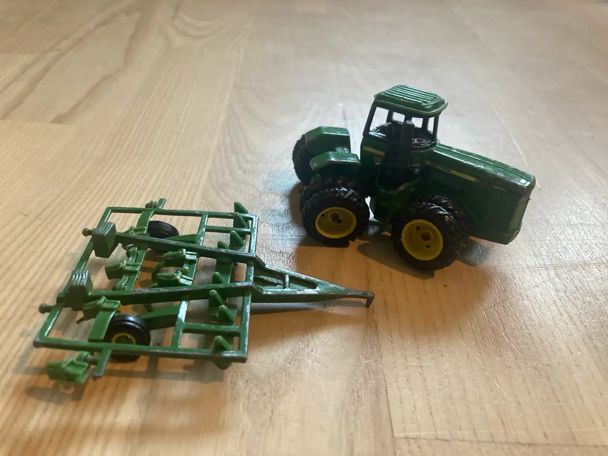 John Deere Traktor med harve