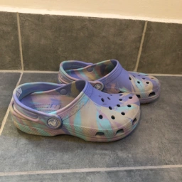 Crocs Clogs med lilla marmorering