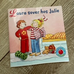 Laura sover hos Julie Lille bog