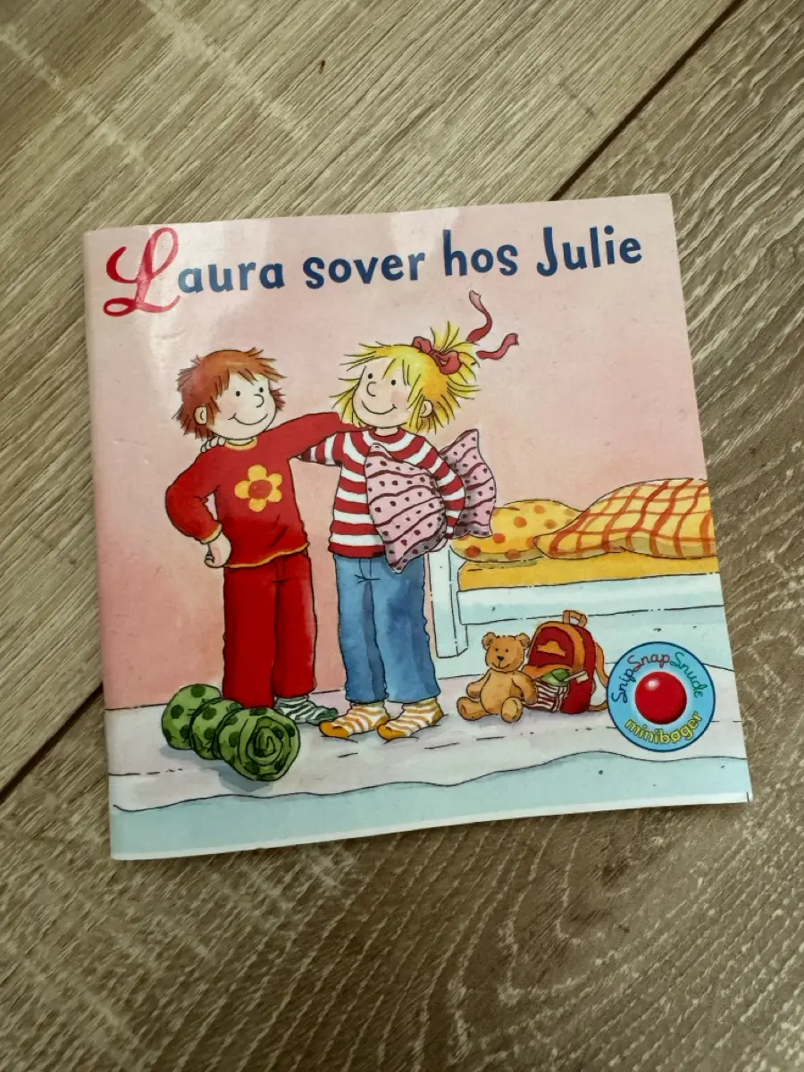 Laura sover hos Julie Lille bog