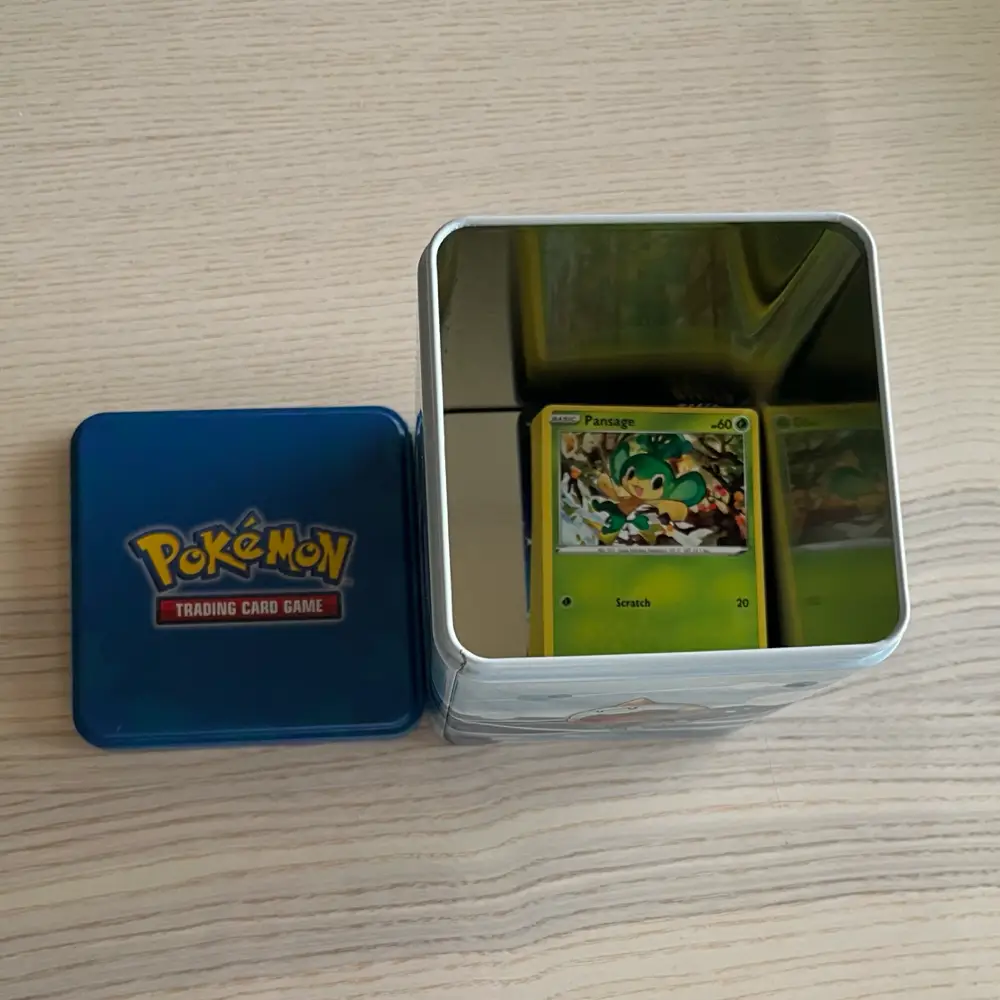 Pokémon 1 tin 5 stickers og 47 kort