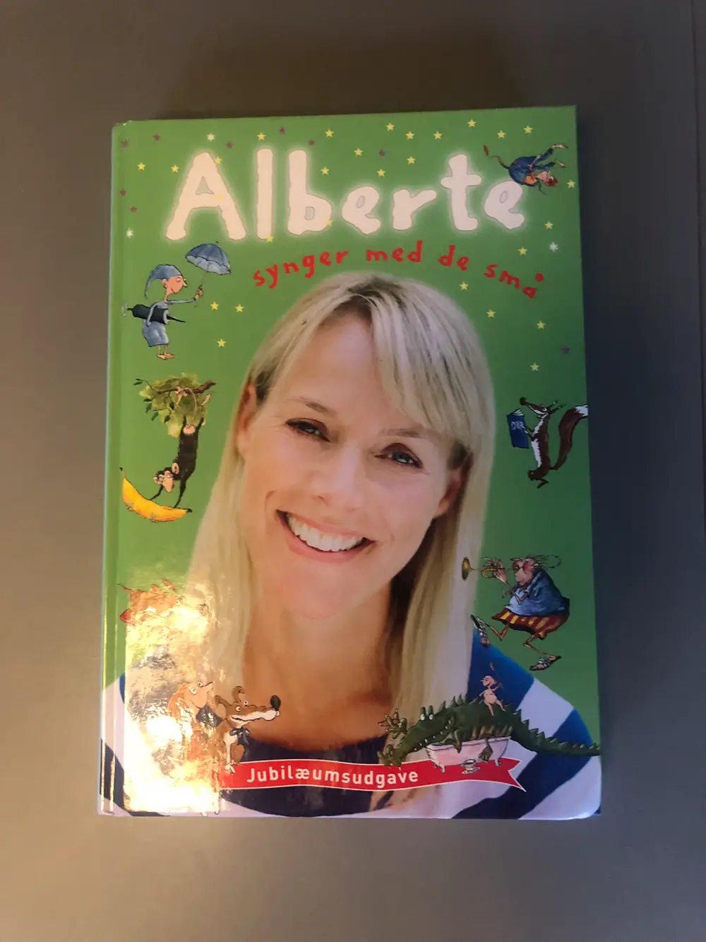 Alberte synger med de små Bog og dvd