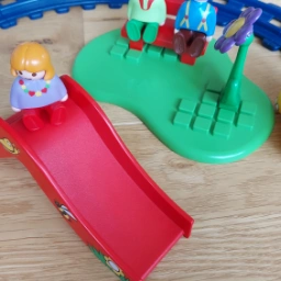 Playmobil Togbane og legeplads