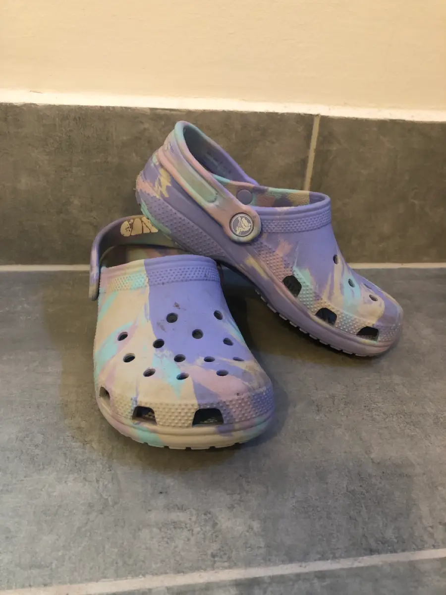 Crocs Clogs med lilla marmorering