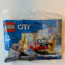 LEGO City 30368 båd der slukker ild