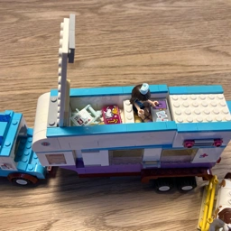 LEGO Dyrlægens hestetrailer (41125)