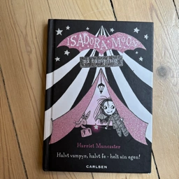 Isadora Moon på camping Bog