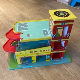 Le Toy Van Dino Red garage Its koral