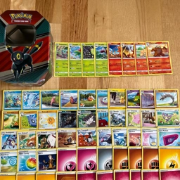 Pokémon 98 kort og Umbreon tin