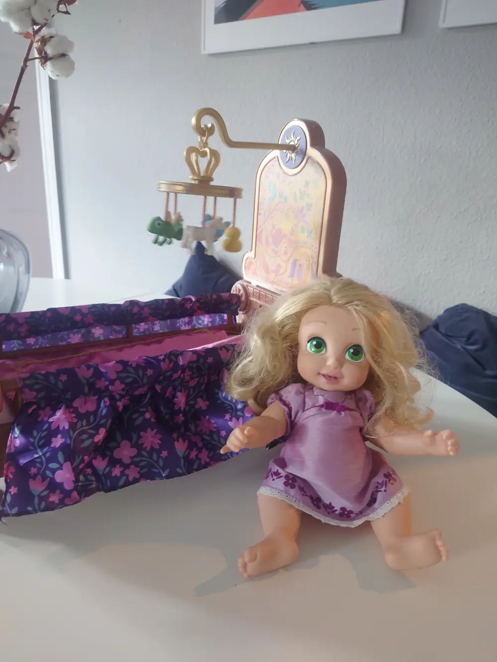 Disney Rapunzel dukke med seng