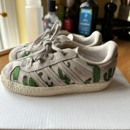 adidas Sneakers