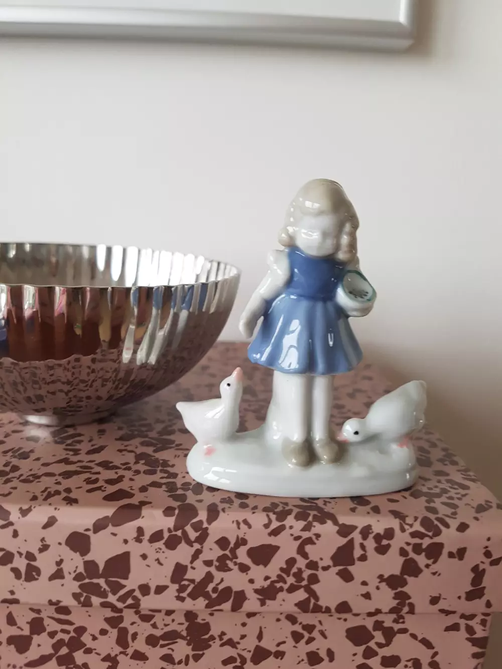 Porcelænsfigur Lille pige fodrer fugle