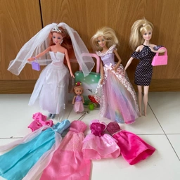Barbie Dukker kjoler samt tilbehør