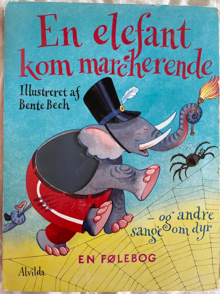 En elefant kom marcherende Bog