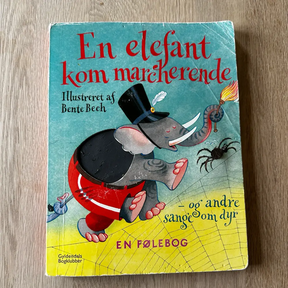 En elefant kom marcherende Bog