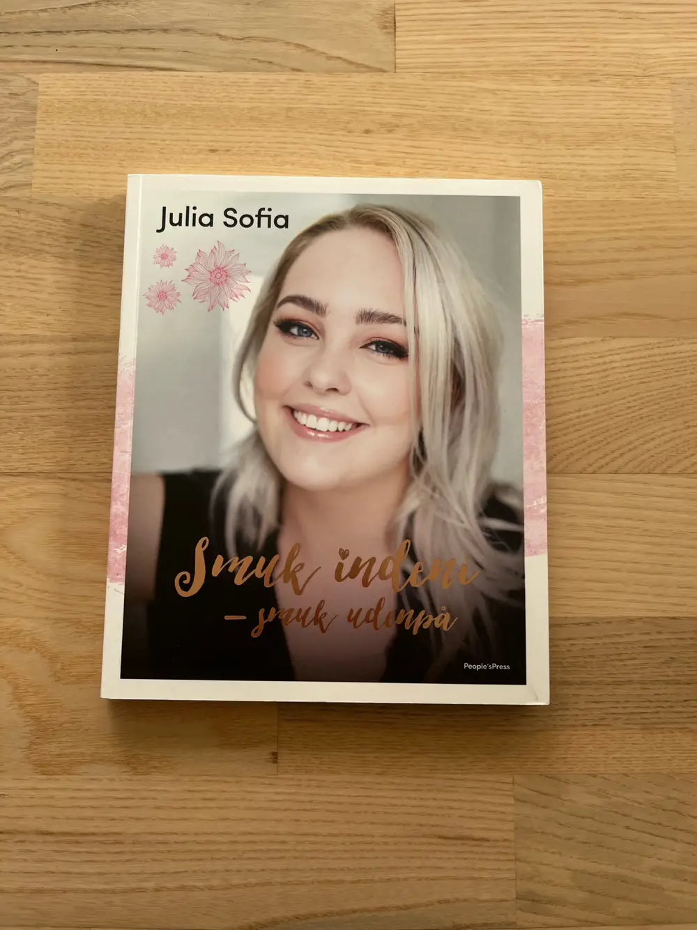 Julia Sofia smuk indeni smuk udenpå Bog