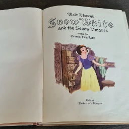 Show White and the seven dwarfs Gammel bog