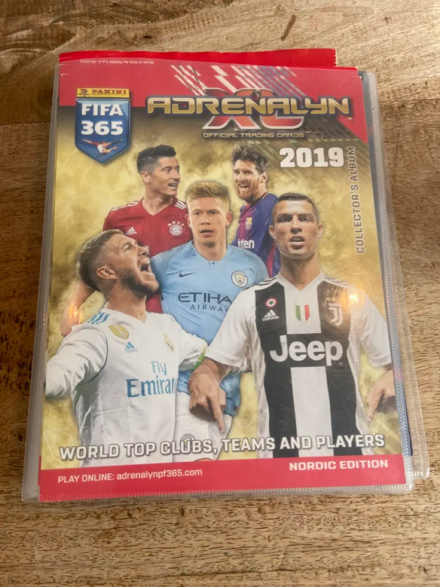 PANINI FIFA 365 ADRNALYN En fodboldkortmappe