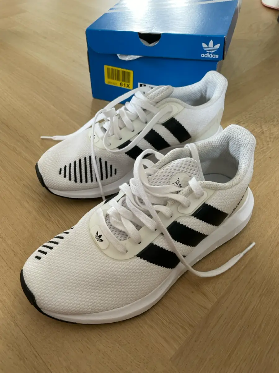 adidas Sneakers