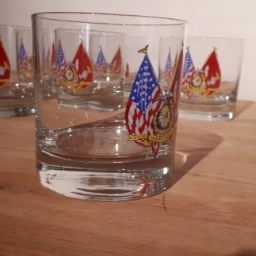 Ukendt Drinksglas med flag på