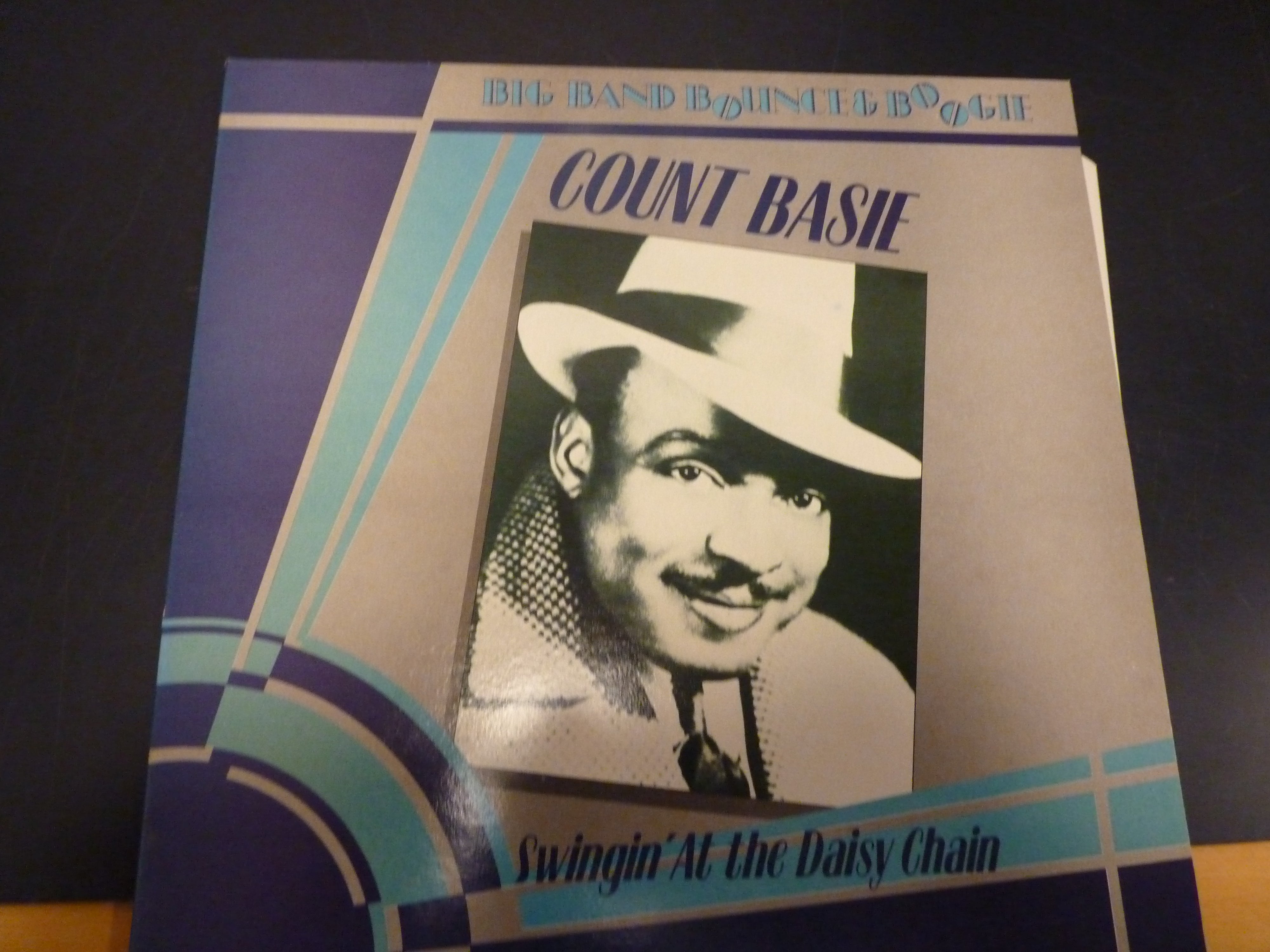 LP:COUNT BASIE SWINGIN' AT THE DAISY CHAIN