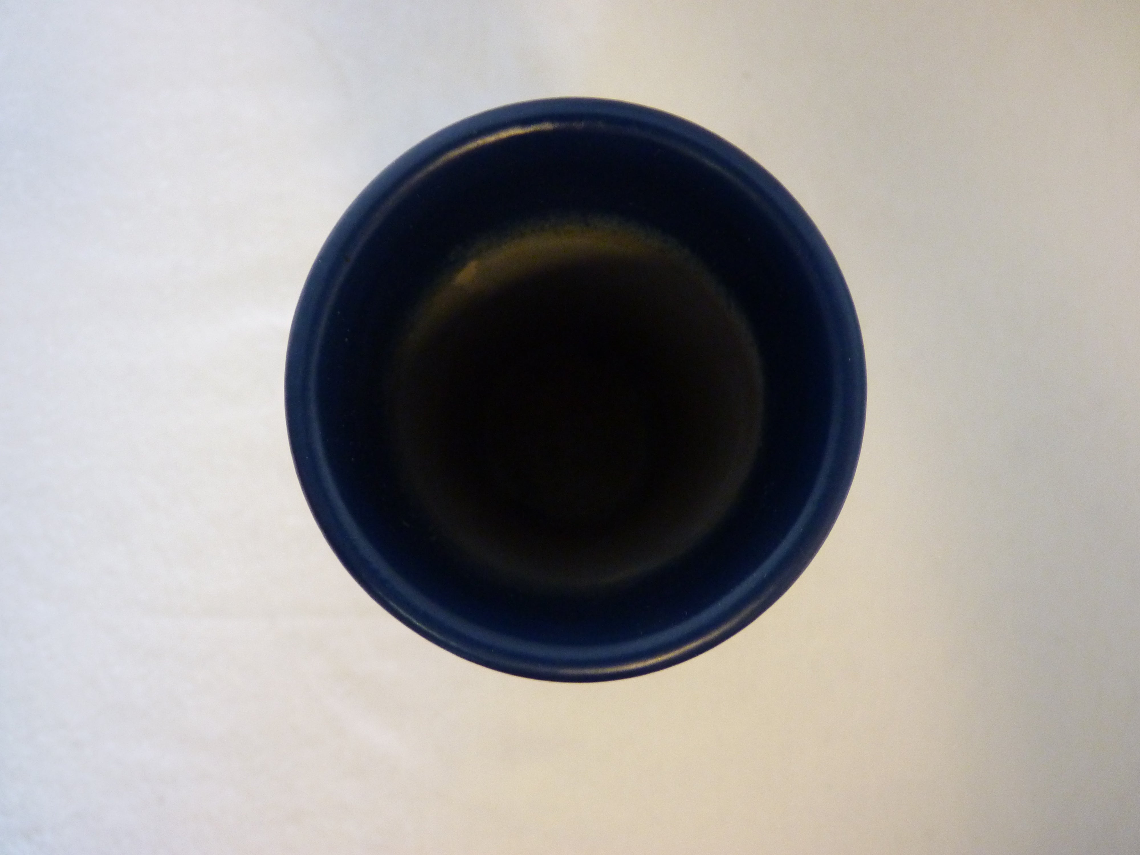Johgus vase fra Bornholm i blå keramik