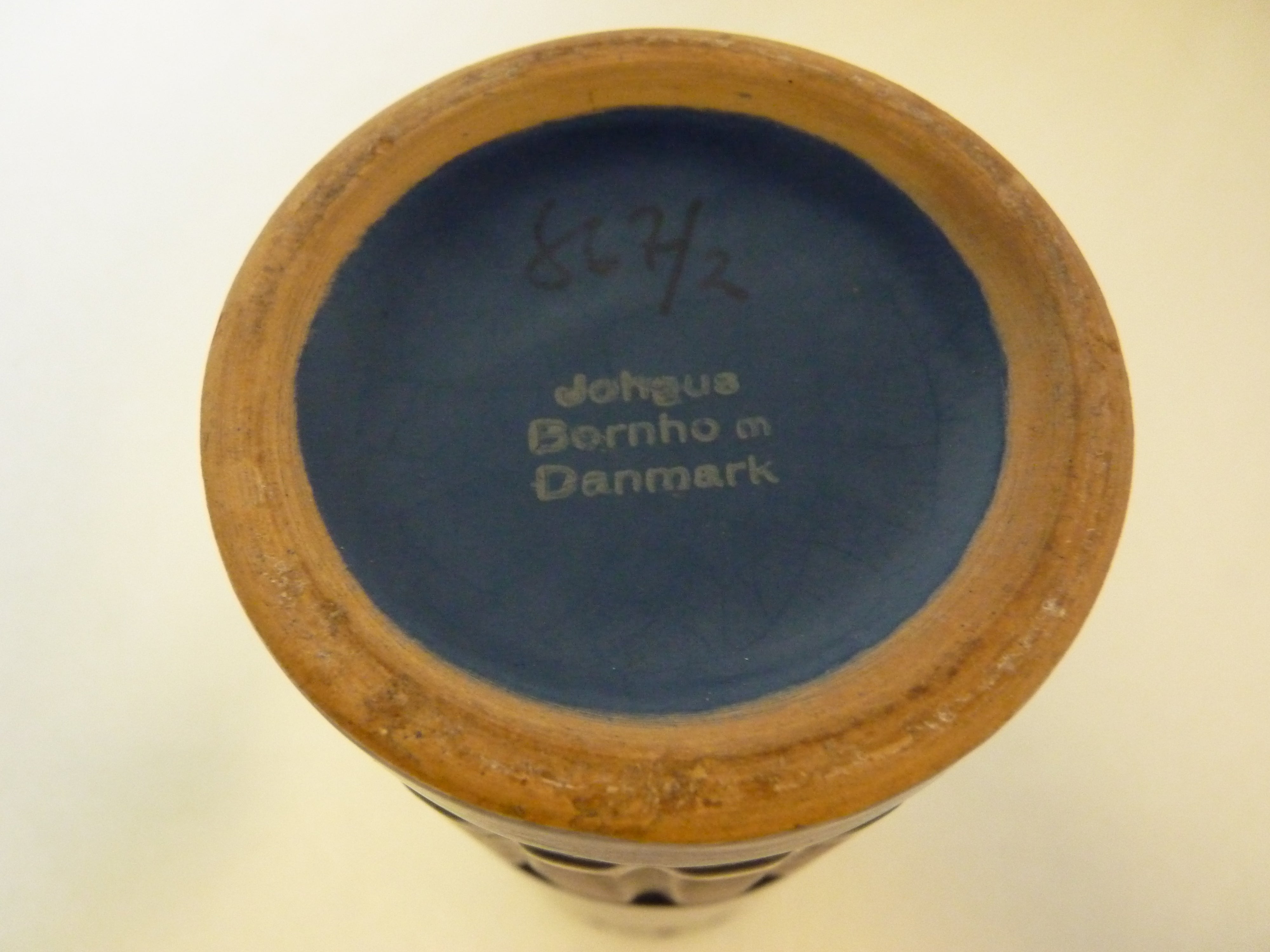 Johgus vase fra Bornholm i blå keramik