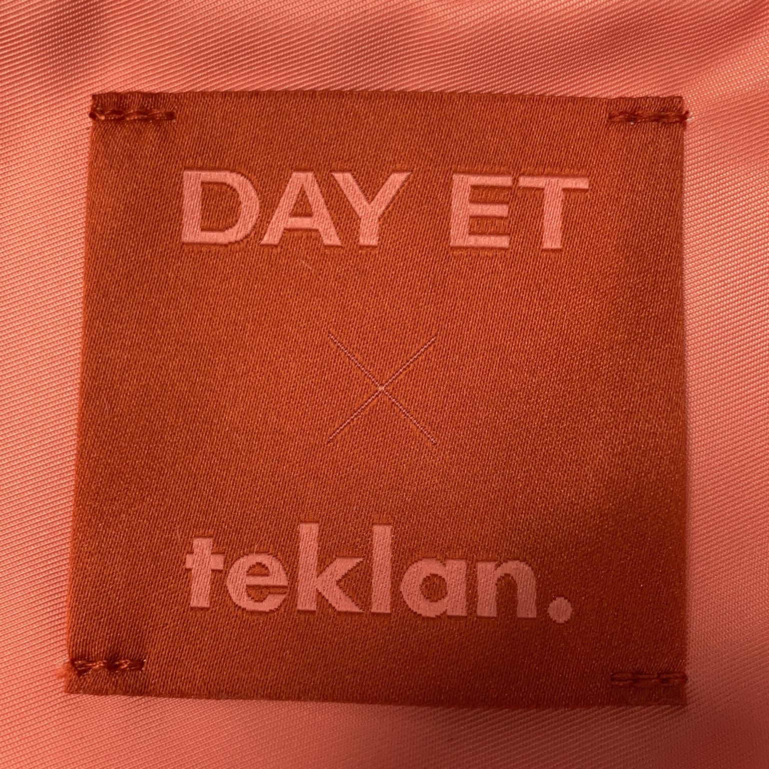 DAY ET x teklan