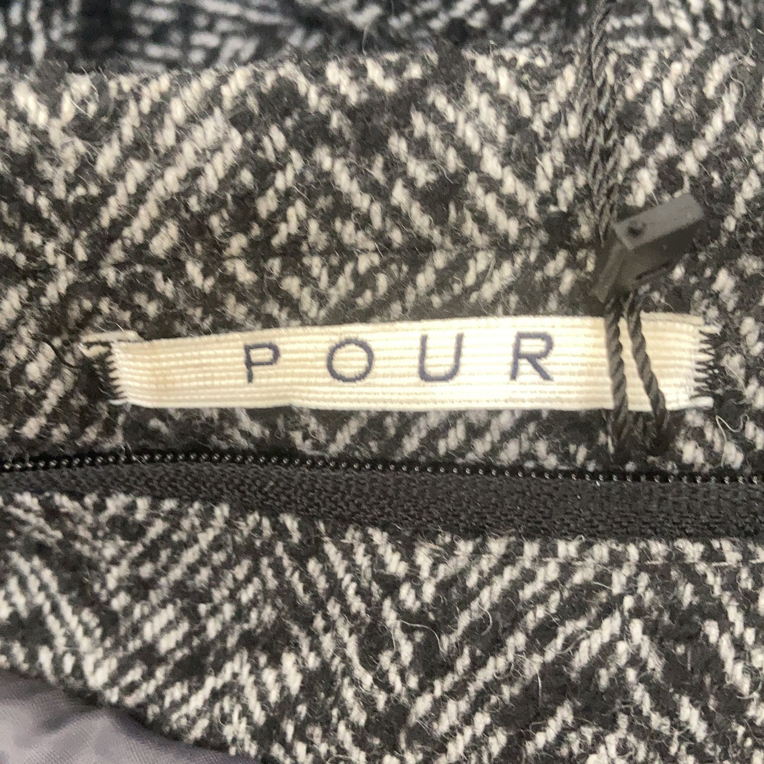 Pour