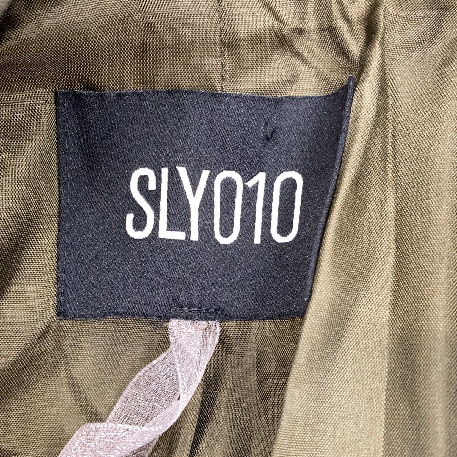 SLY010