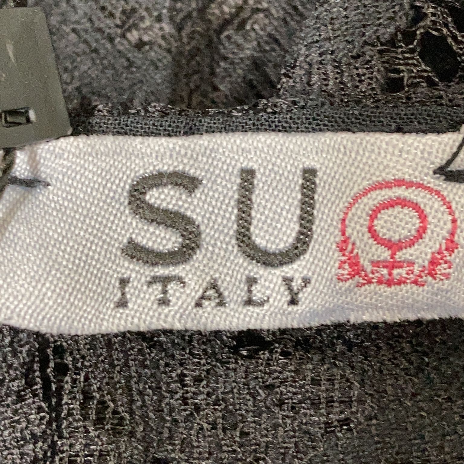 "SU"